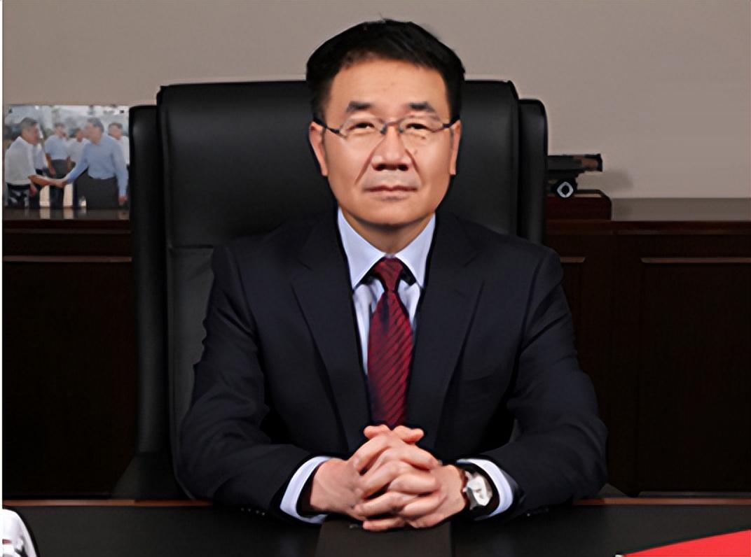 刘翔,1968年9月出生,研究生学历,中共党员,文学硕士,现任中国交通建设