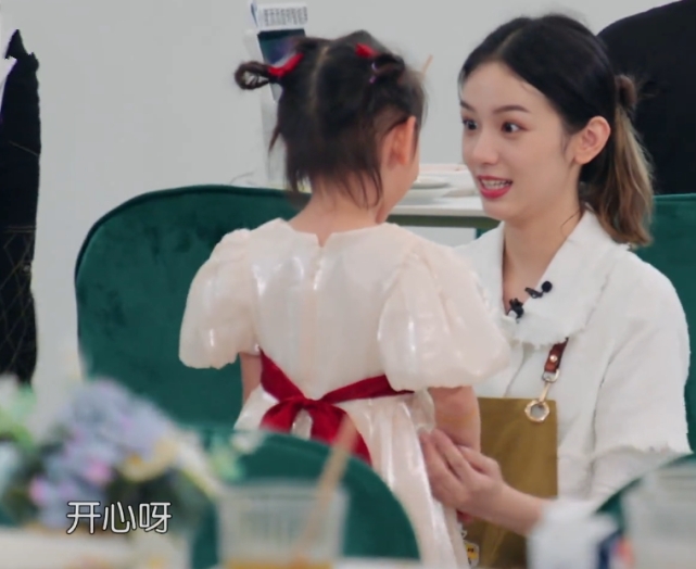 周也哄小孩遭怼脸拍,头围差距令人眼花,23岁的皮肤媲美婴儿