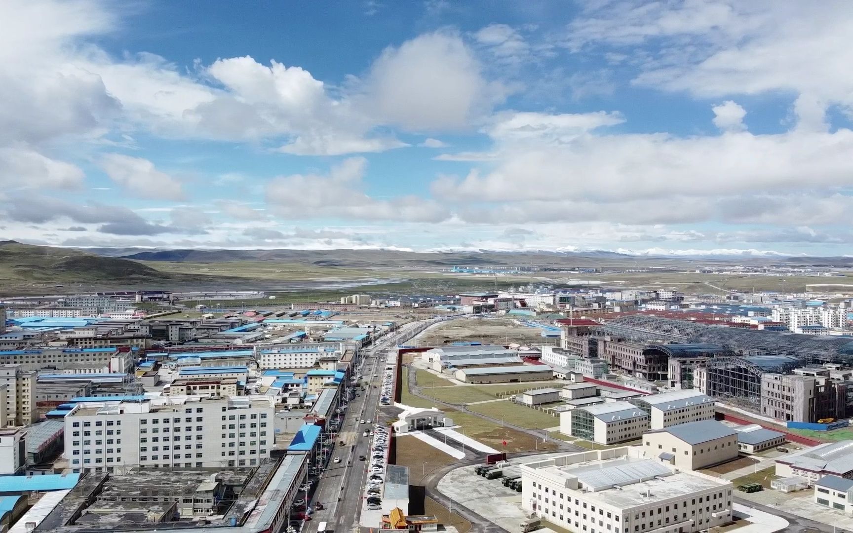 我国海拔最高的城市,境内没有一棵树木,美丽的却能净化心灵