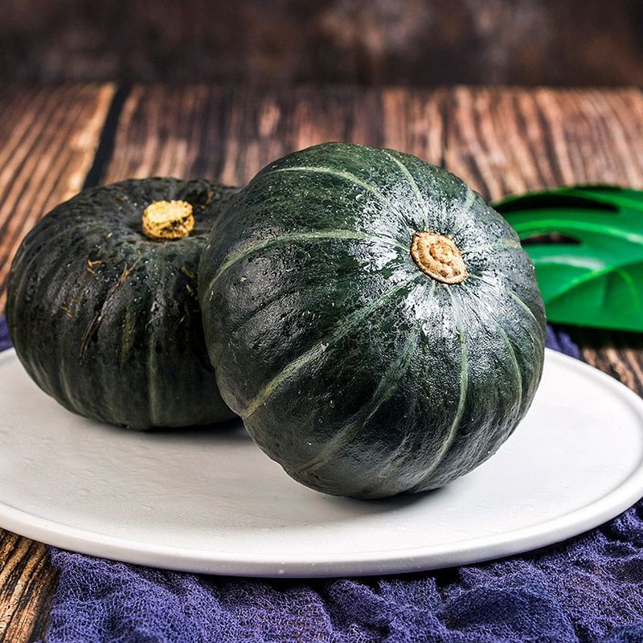 贝贝南瓜是一种小型南瓜,口感细腻,味道甜美,营养价值高,它含有丰富的