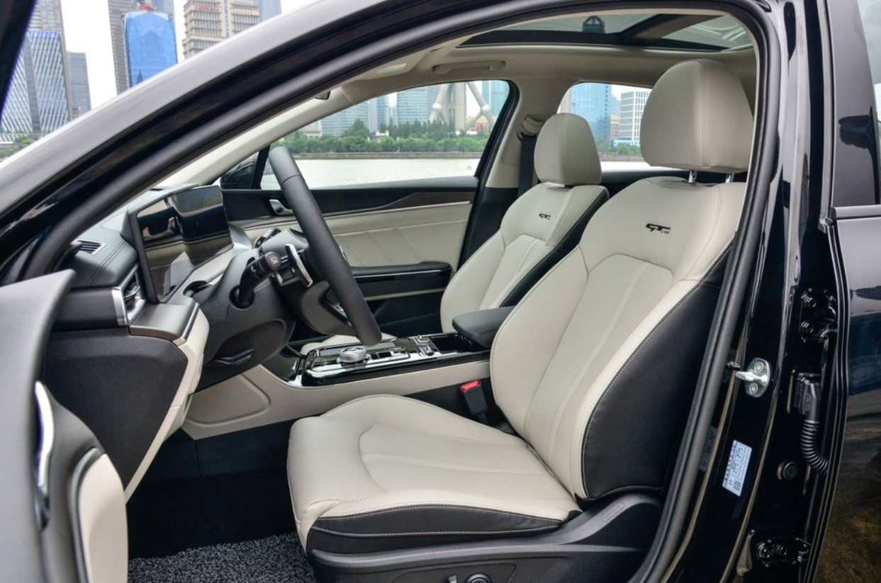 被埋没的"良心车",起亚k5凯酷价格才16.18万,内饰极具商务风