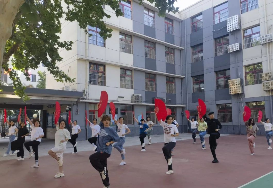 北京市通州区官园小学太极扇比赛获佳绩,区运动会上展风采