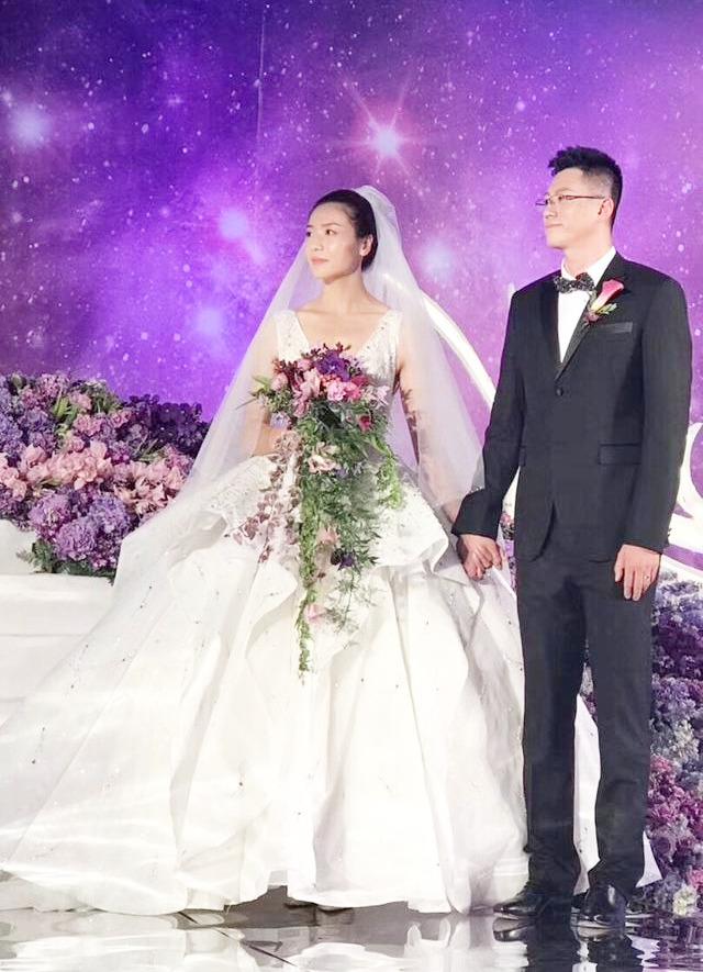 女排奥运冠军魏秋月生子:抱着儿子送丈夫出征