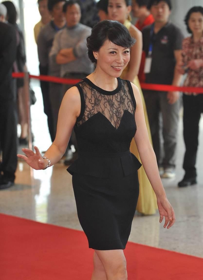 岳红和小39岁的蒋依依同框,看不出这么大差异,穿裙装太优雅