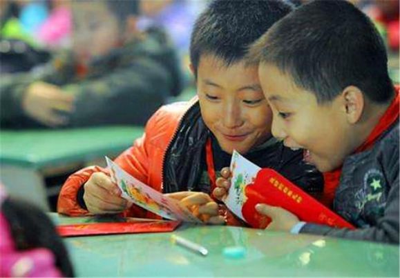 京保教育:"拜金"心理萌芽!孩子热衷借同学的高档文具