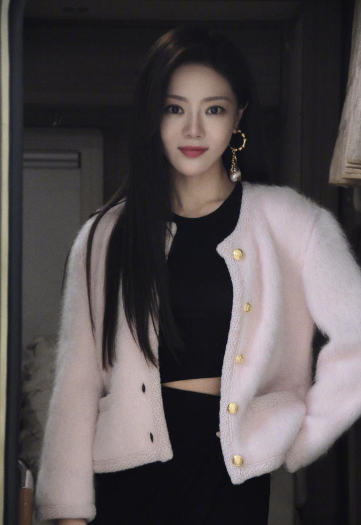 《爱情公寓》小姨妈与男子牵手回家,邓家佳离婚3年后疑有新恋情