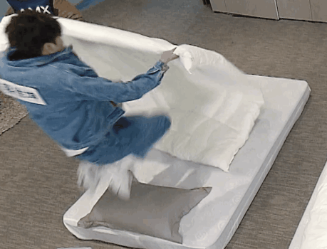 蔡徐坤《跑男》献绝技,1秒钻被窝脚还不着地,杨颖黄旭熙看懵了