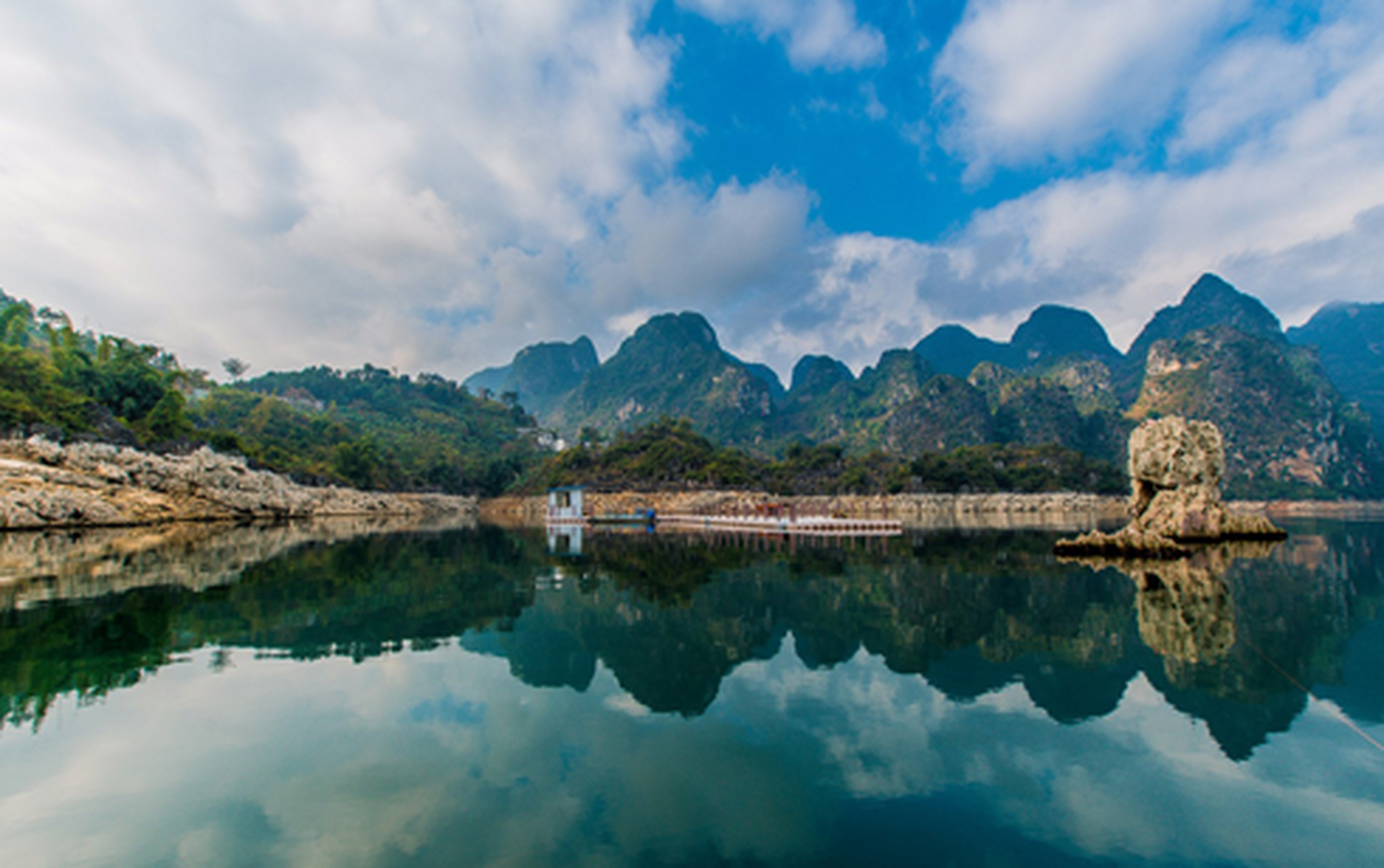 贵州万峰湖,一个被自然美景包围的地方,鱼肥水美,是钓鱼爱好者的天堂.