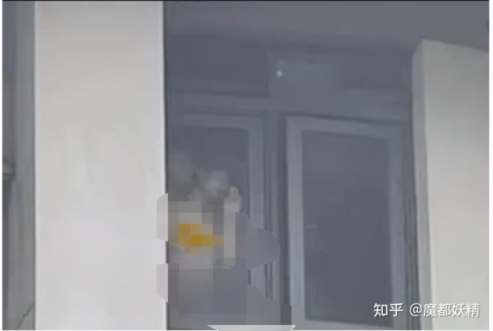 中央大学上演活春宫,少女贴窗运动,校长竟无奈喊话"下车"?