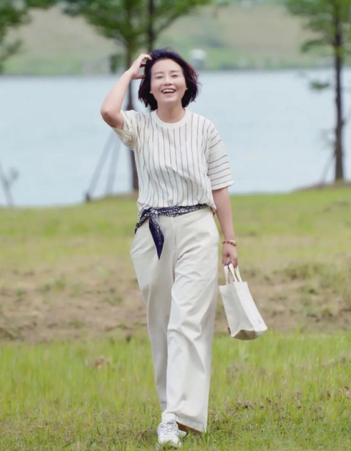 50岁以上女人穿阔腿裤,尝试搭配这几款上衣,不显老却显知性气质