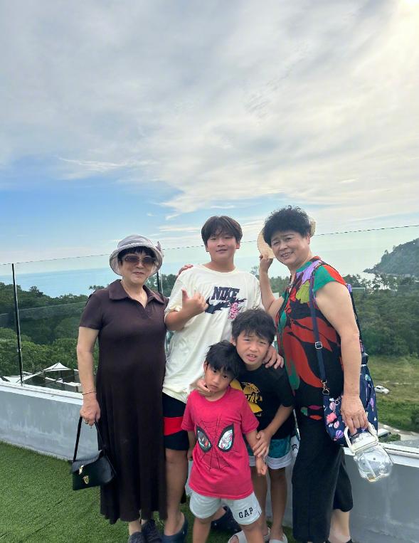 邹市明一家泰国度假,12岁轩轩瘦了模样变化大,被赞成韩系帅哥