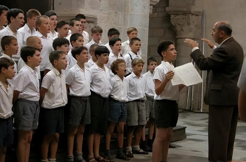 放牛班的春天中的音乐手法体现了电影情节的何种情绪