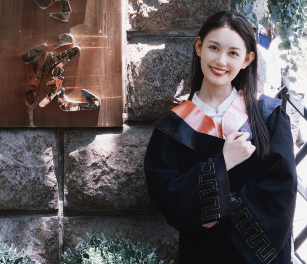 蒋依依中戏毕业照曝光,站c位被长发美女艳压,照片看出谁是团宠