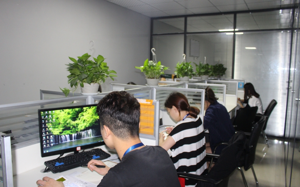 运用先进的技术手段拓展企业营销渠道,制定有效企业成本管控方法