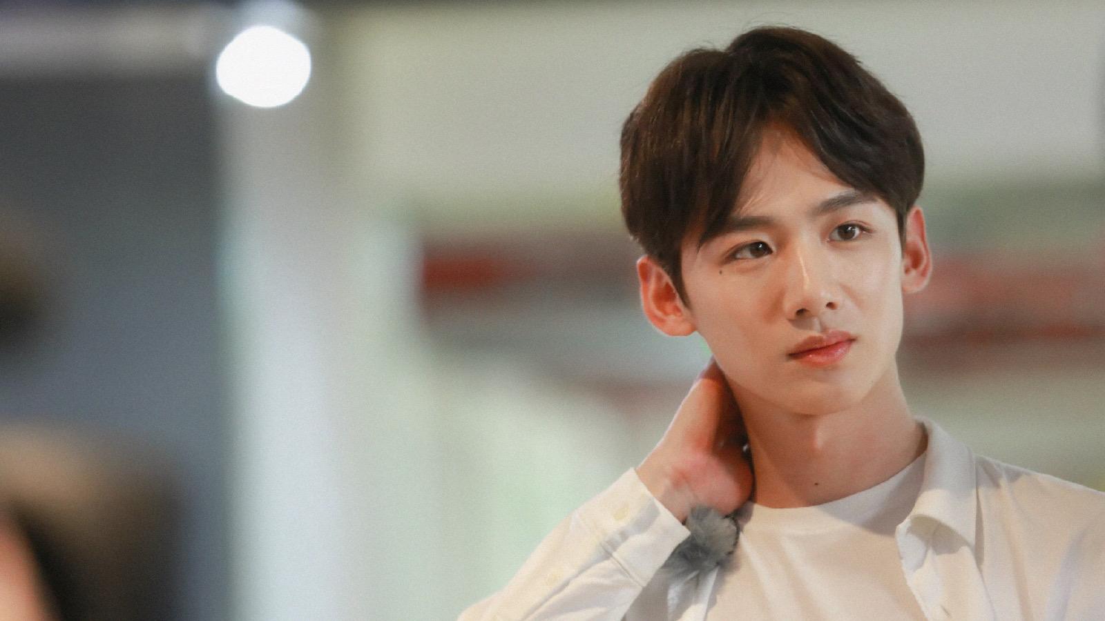 白敬亭被人称作"白举铁",热爱健身,痴迷球鞋.