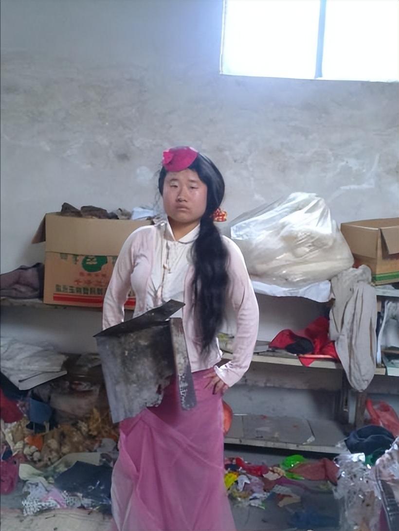 我们农村,我们的邻居都说她是个神经病,我也很难理解"王守英是神经病