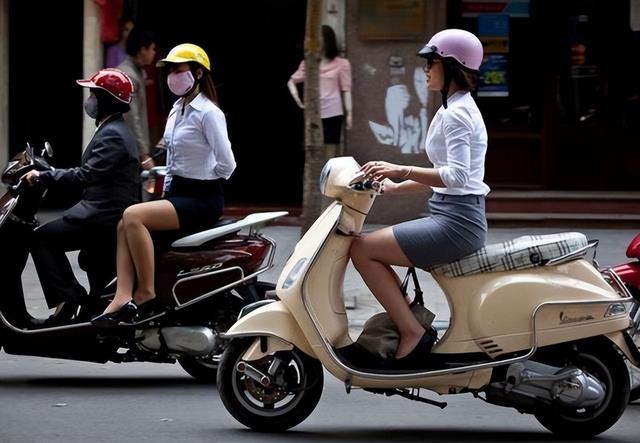 越南特色:美女摩托车骑手,令游客爱不释手