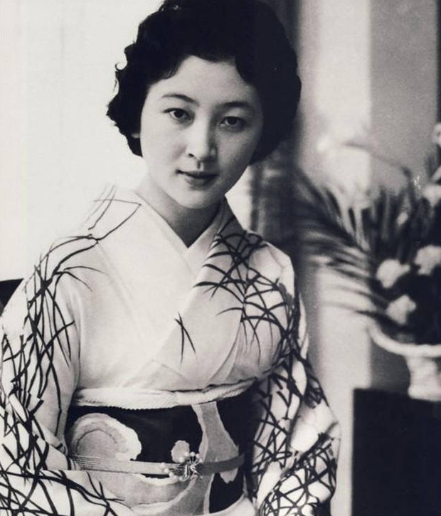 结婚几十年拒合葬,美智子皇后:我与天皇没爱情,只是子宫被需要