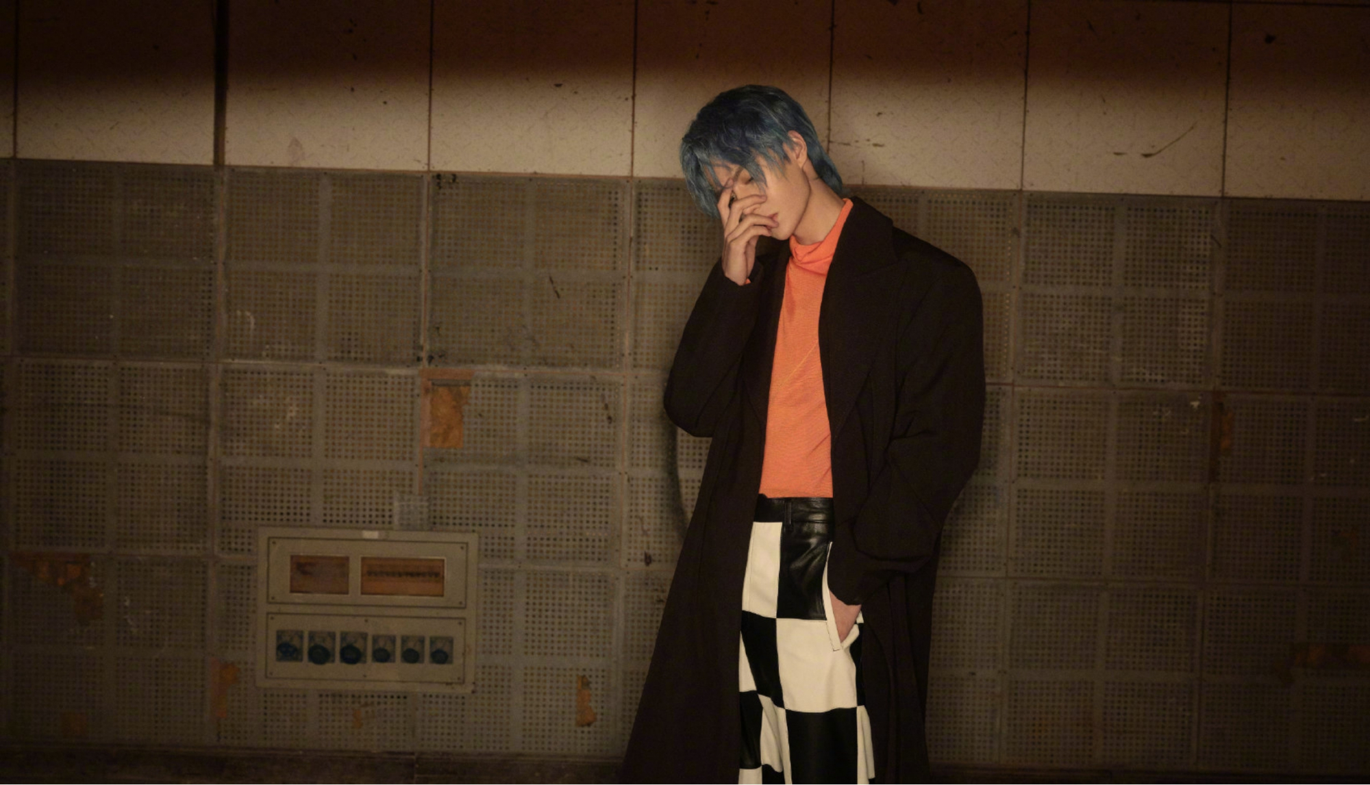 酷盖王一博撕漫感大片首发,银发造型加上长耳饰,炫酷与质感并存