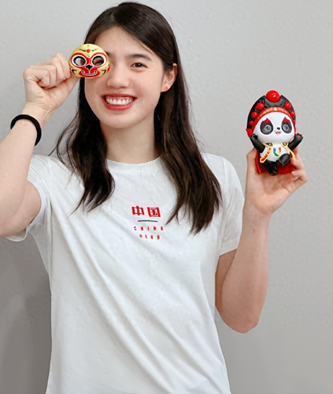 24日,亚运会女子200米蝶泳决赛上,来自江苏的张雨霏以2分05秒57的优异