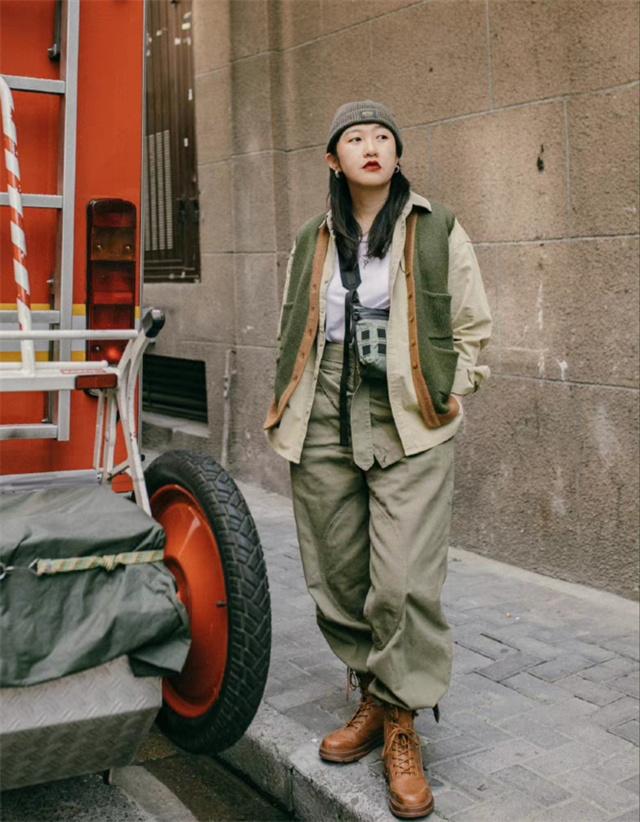 今年春天"飞行裤"火了,既遮肉又显瘦,配风衣,卫衣都很好看