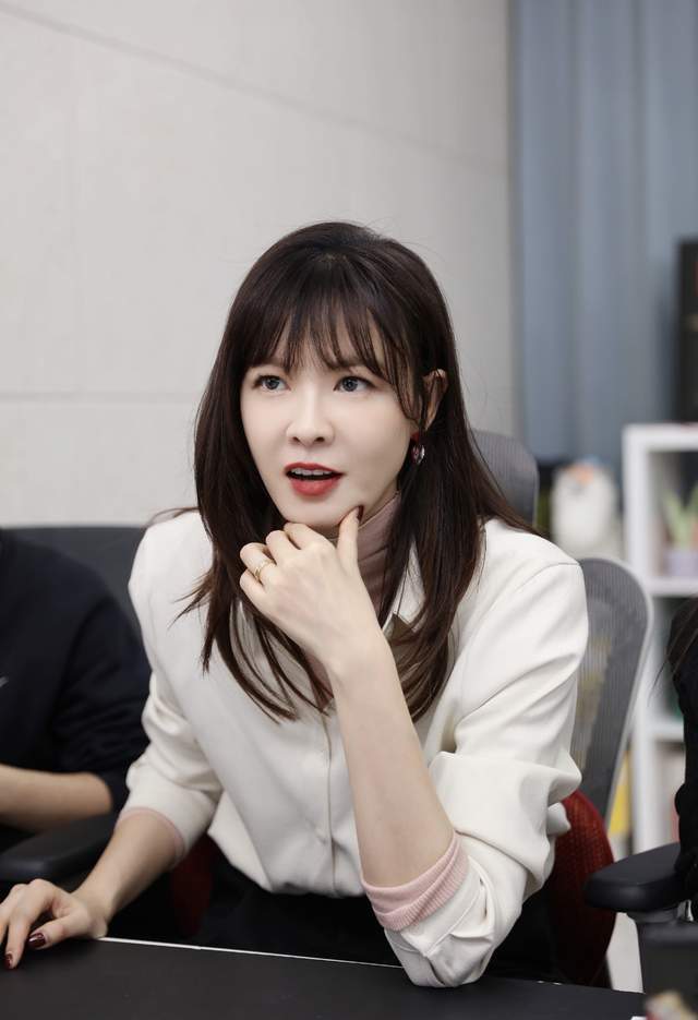 主持人李艾为坠机事件祈福,引用以万物为刍狗,被网友嘲讽没文化