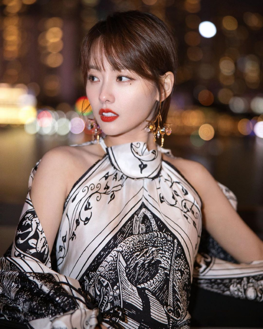 张嘉倪婚后火力全开!穿印花连衣裙现身活动好大气,这才是真逆袭