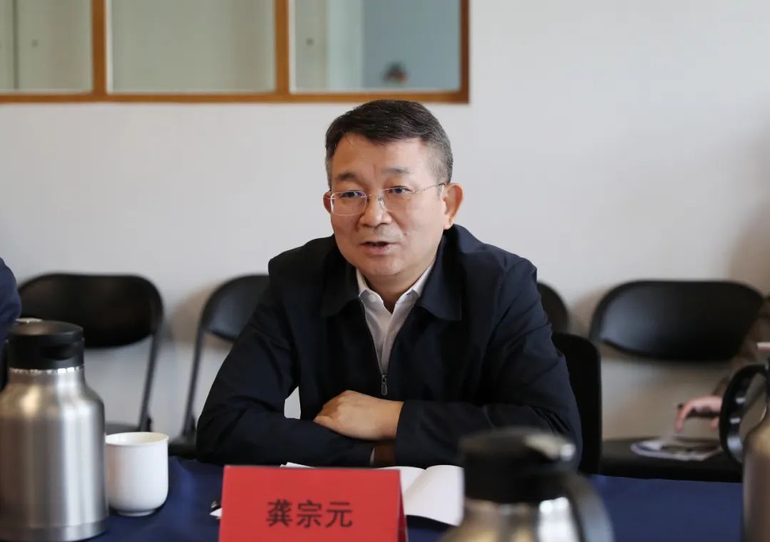 龚宗元走访北京市鼎石学校