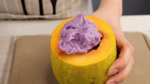 塞进煮好的紫薯牛奶冻.