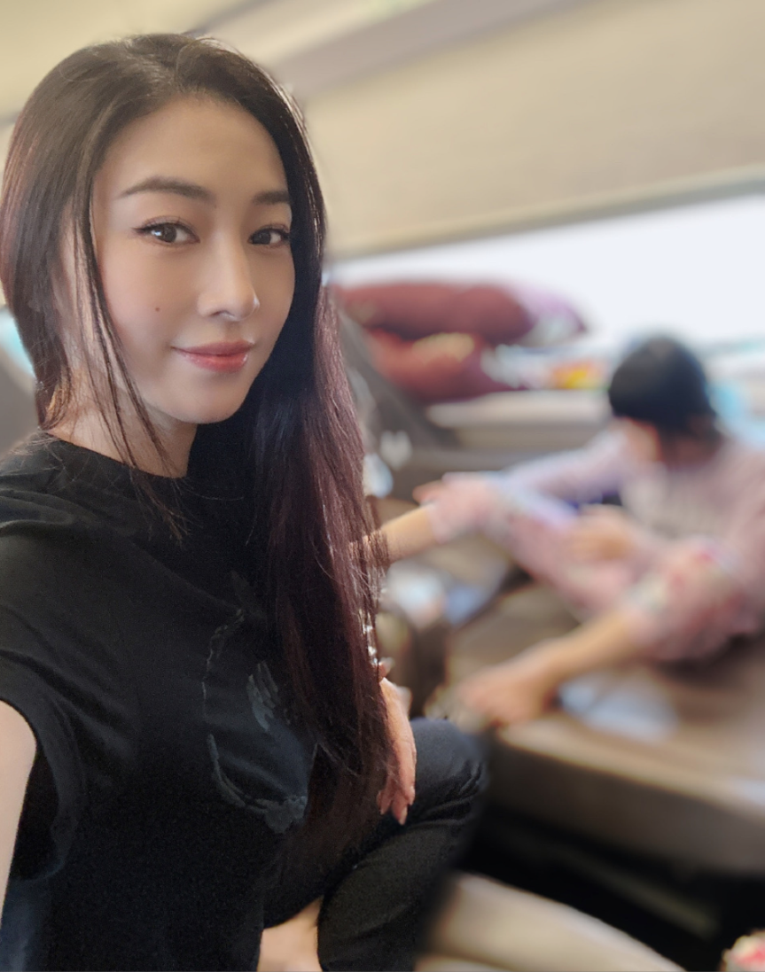 樊少皇老婆贾晓晨疑食菇中毒拒就医,网友调侃中毒还发微博