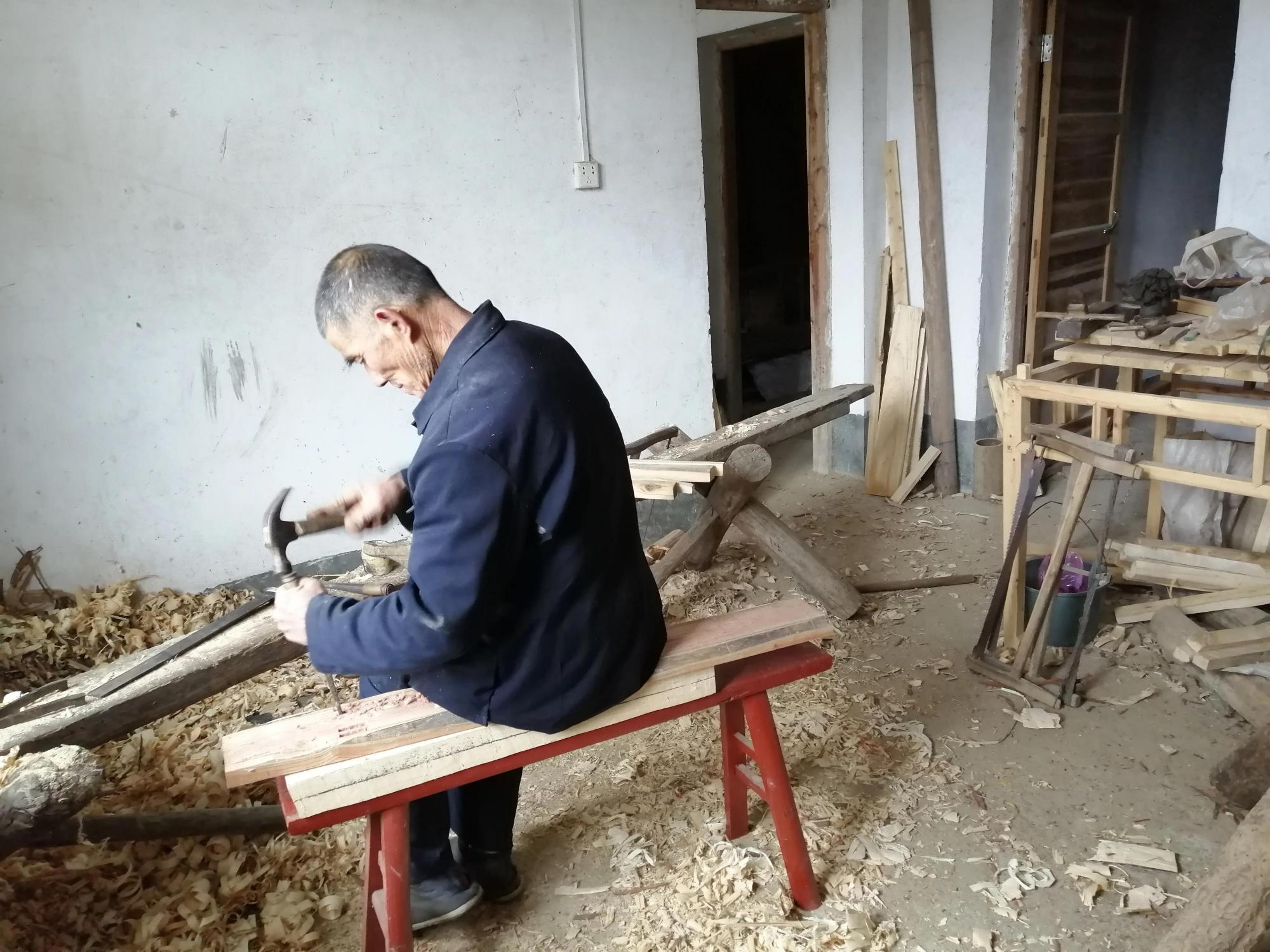 农村70岁的老木工,农闲时就在家里做桌子凳子,看看手艺怎样