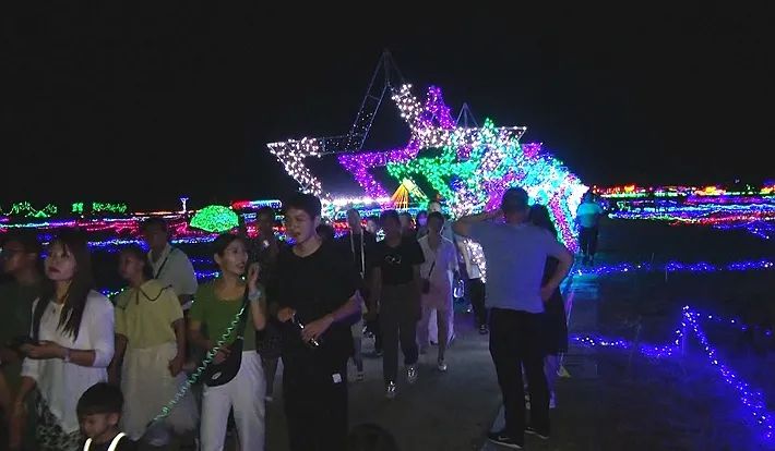嵖岈山温泉小镇精彩上演夏季灯光秀