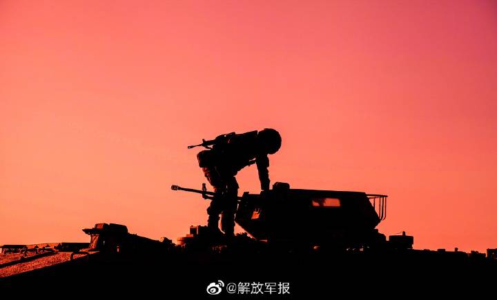 大漠剪影!看军营硬汉们的备战姿态