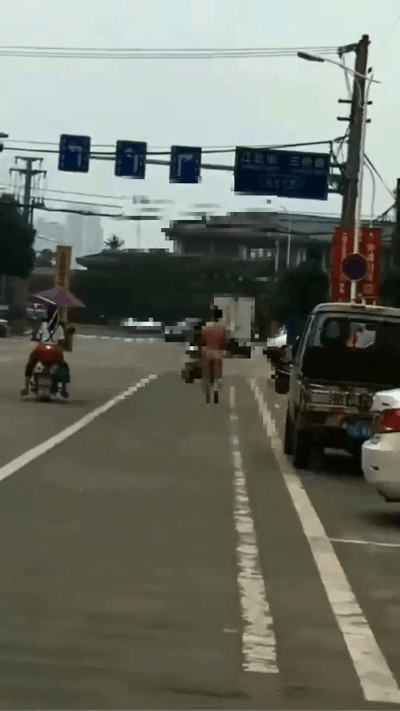 永嘉一男子穿着"皇帝的新衣",大摇大摆地在街上走,太辣眼睛