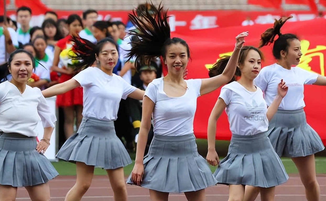 高校开运动会,女大学生穿"公主裙"参加接力赛,成绩叫人意外