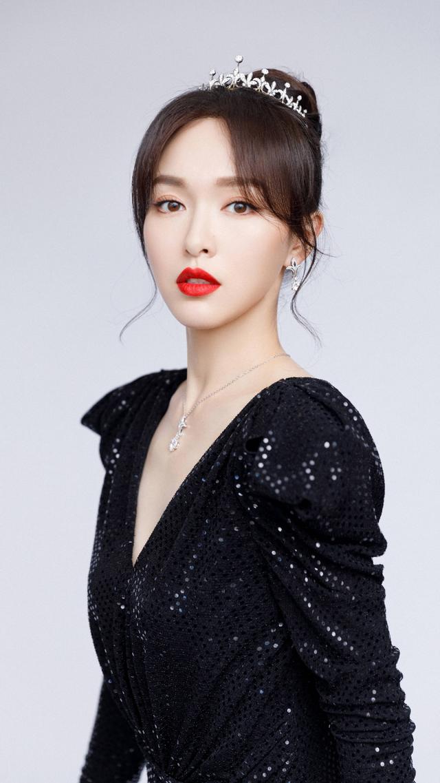 魅力多变的唐嫣,身材娇美诱人,梨涡浅笑迷倒众生