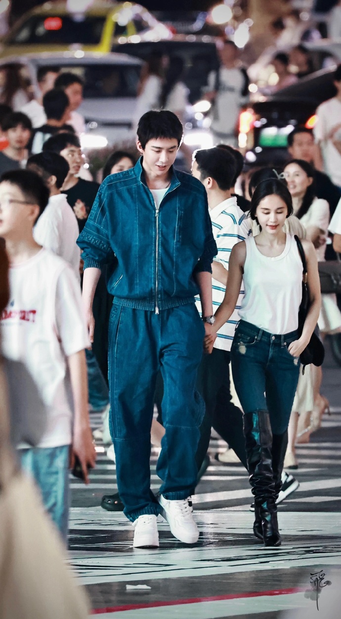 王子文刘宇宁《蝉女》同框路透,二人街边牵手身高差惹眼
