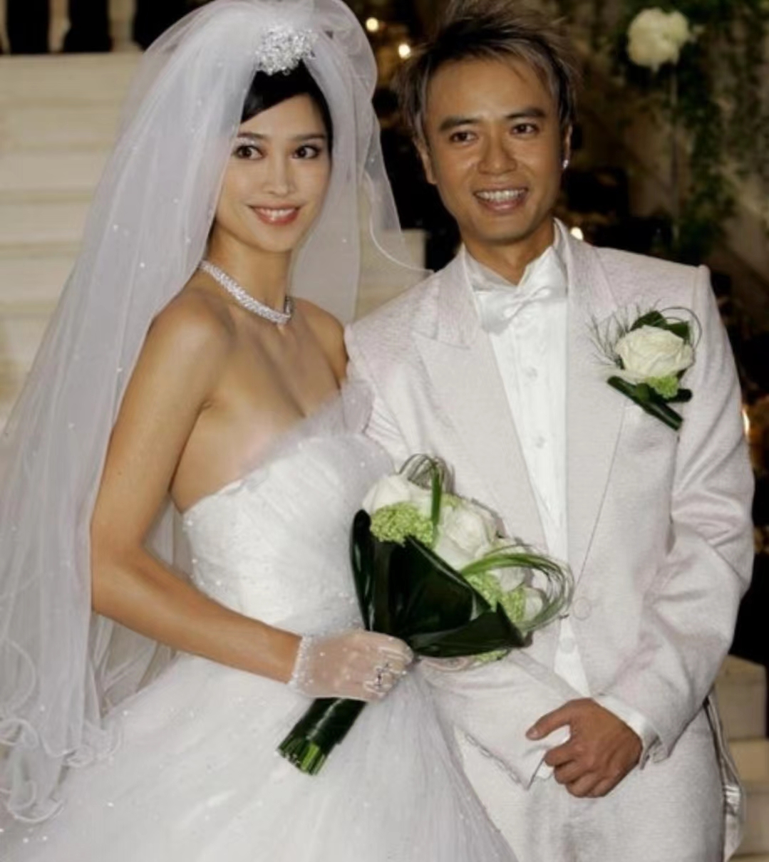 厉害!李克勤爱妻再斥资百万购车位,退圈为老公理财已拥过亿物业