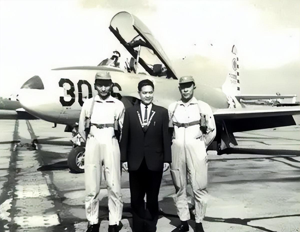 回顾飞行员李显斌:为280万奖金驾机叛逃台湾,26年后回乡探亲被捕