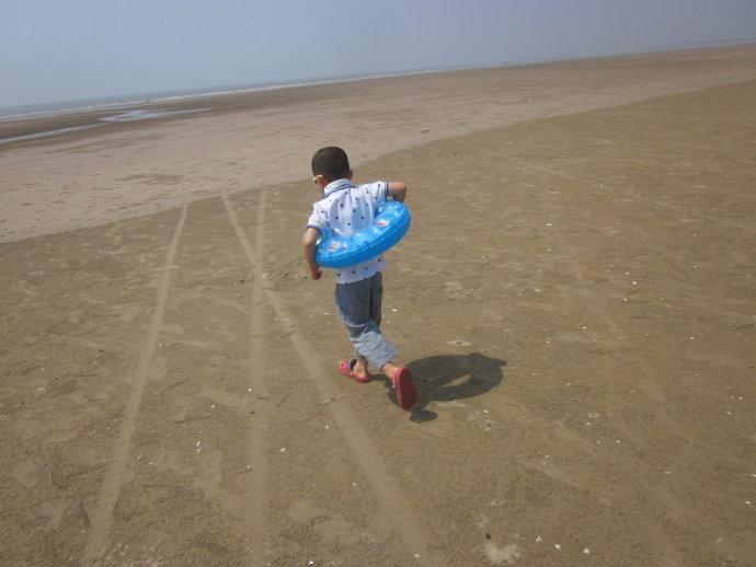 回顾河南暴雨妻子被困地铁,何勇攀赤足10公里救妻,用行动诠释爱