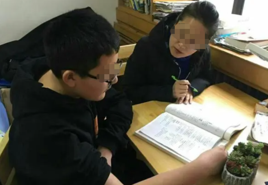 纪实:07年贵阳师生恋杀人案:45岁女老师和2个学生三角恋引悲剧