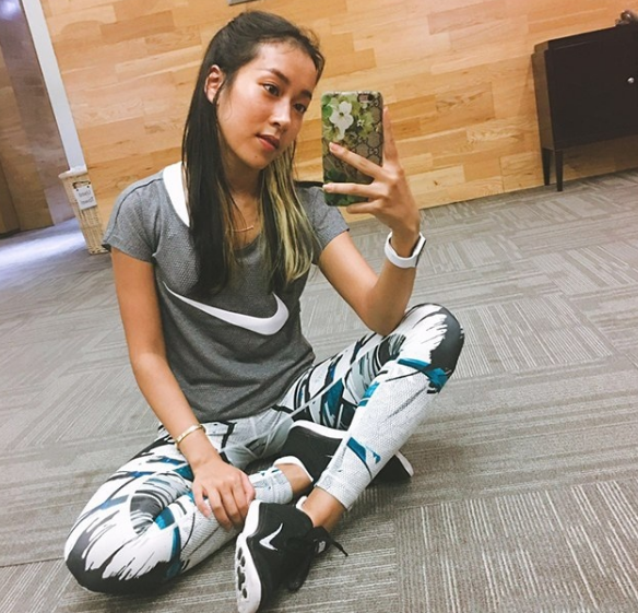 参观吉克隽逸住的豪宅,家里椅子都是宫廷式的,生活过得像贵妃