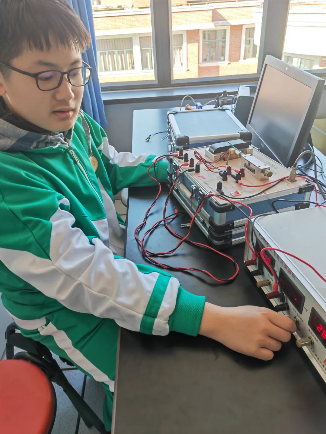 市北中学高中生获市青少年物理实验竞赛一等奖!