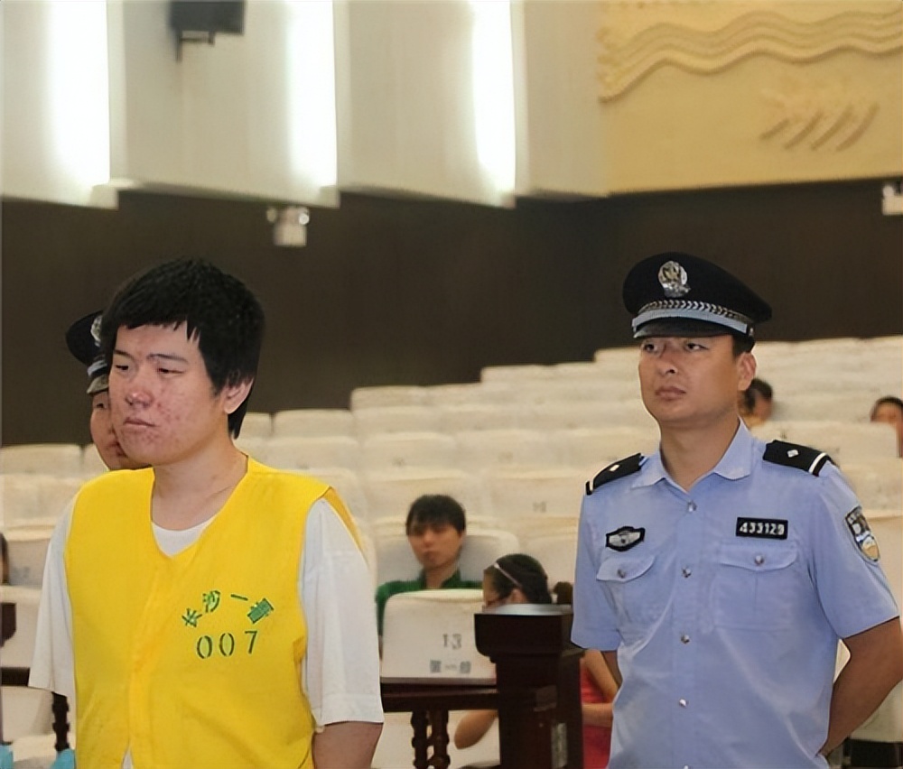 回顾 湖南女大学生校内被割喉,画面惨不忍睹,背后真相令人愤慨