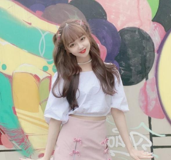 网红真就没底线?郝一点朋友为博眼球,端着电饭煲在公交车站吃饭