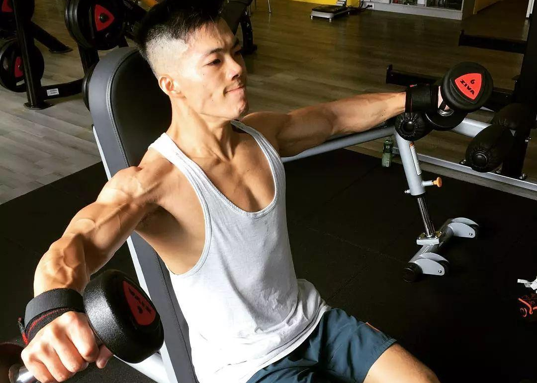 胸肌是男生的"门面肌肉",锻炼时的错误方式,需要我们尽量避免