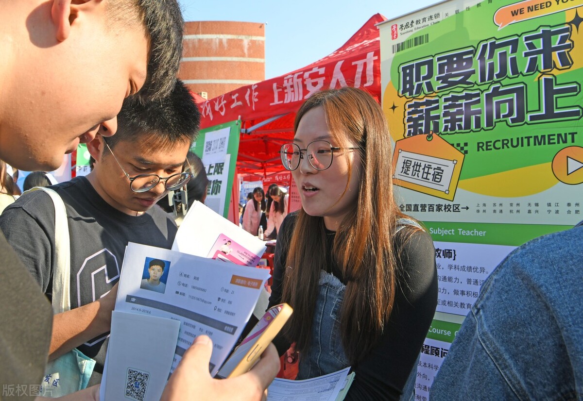 淮南师范学院大学生在职引未来,振兴皖北专场招聘会现场应聘