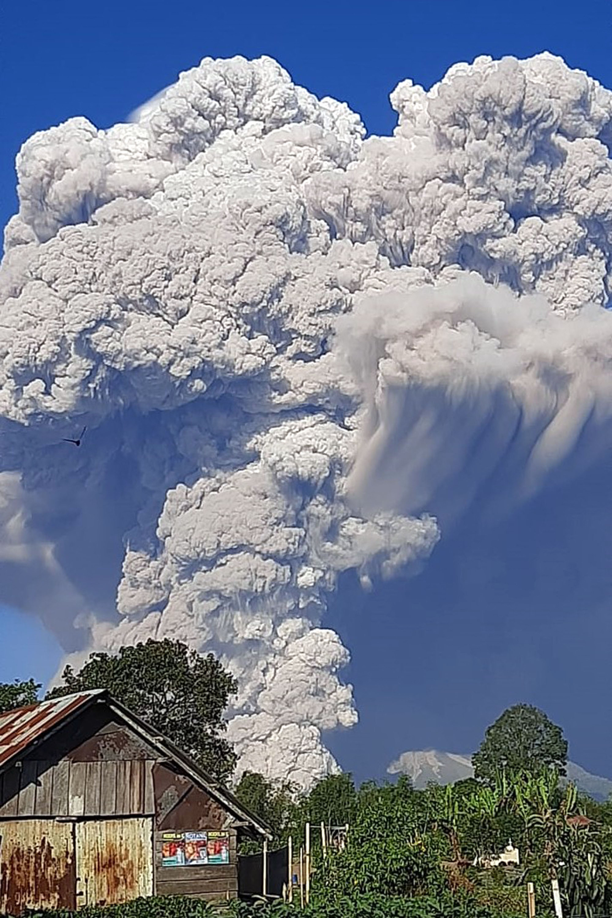 喷发中的锡纳朋火山