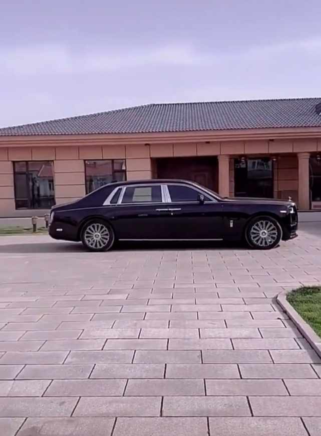 网曝网红二驴千万豪宅,家中修长廊建凉亭,两辆百万豪车停院中