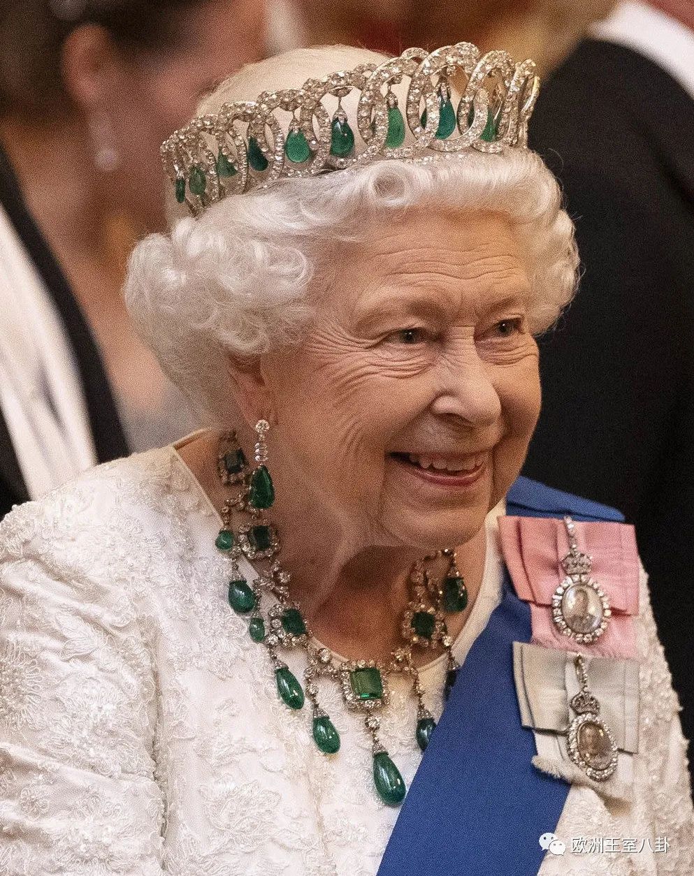 那些年英女王伊丽莎白二世戴过的华丽项链:彩宝篇